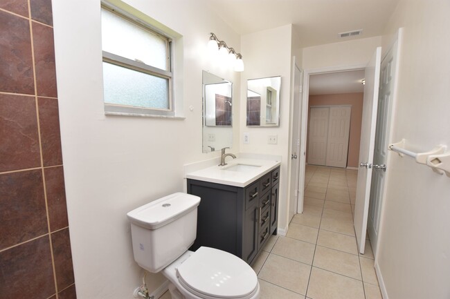 Building Photo - 3/2 Half Duplex in N. Lakeland!
