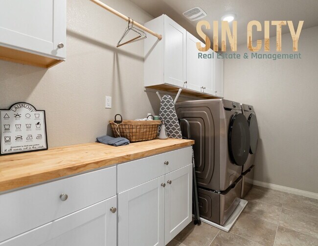 Building Photo - "Spacious 4-Bedroom Oasis with 2.5 Baths i...