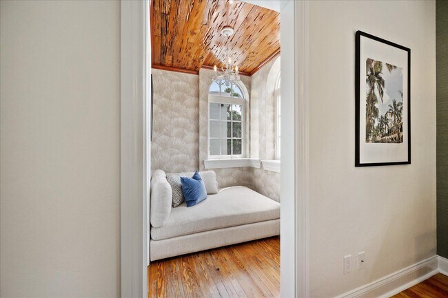 Building Photo - 221 Greymon Dr