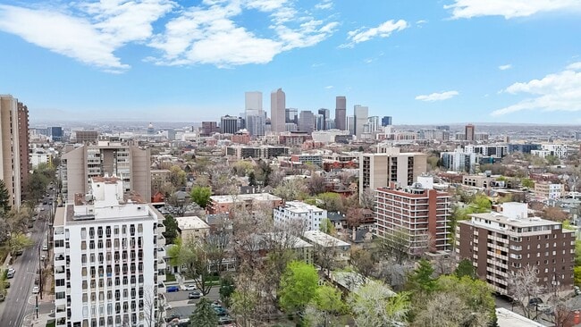 Building Photo - Adorable 2bd/1.5bth Townhome w/1 reserved parking space