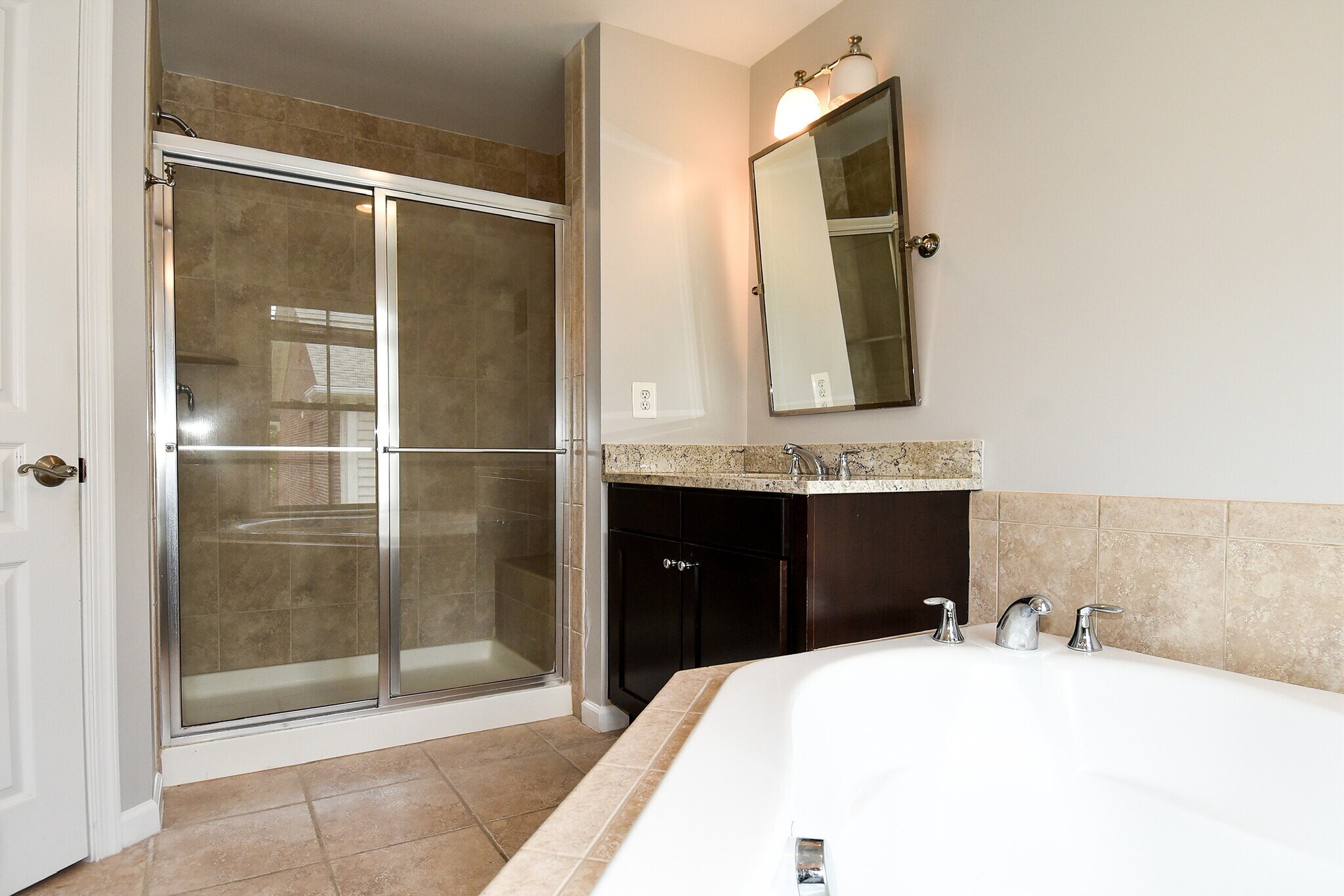 Building Photo - 2602 S Kenmore Ct