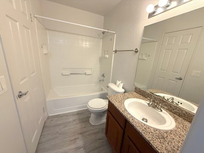 Building Photo - SPACIOUS 2BED/2BATH CONDO IN A GATED COMMUNITY!