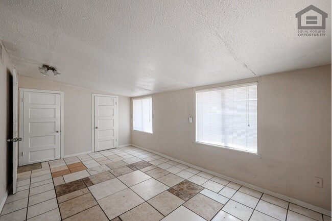 Building Photo - 903