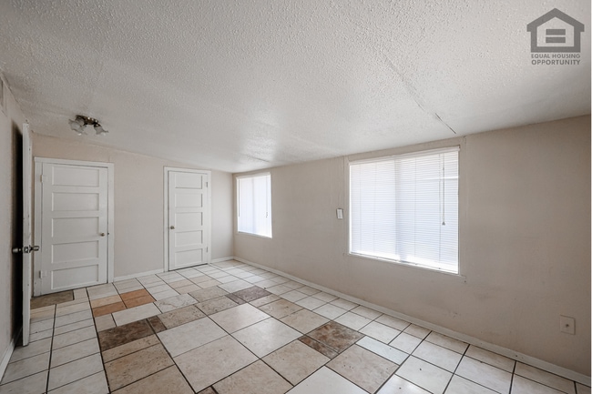 Building Photo - 903 W Pierson St