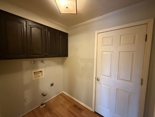 Building Photo - 2225 Marie Ln