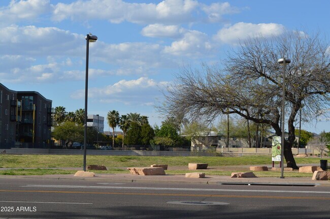 Building Photo - 1701 E Colter St