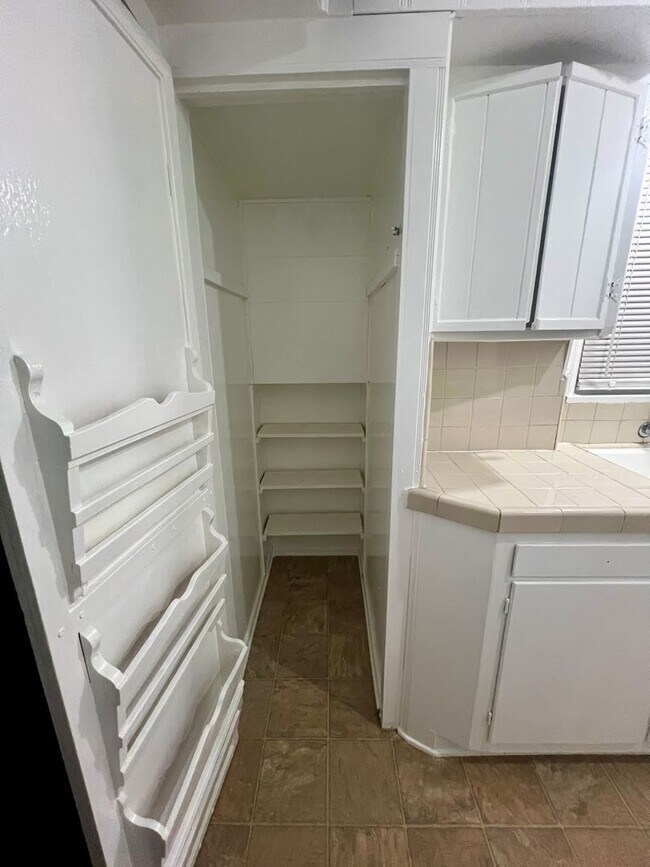 Building Photo - 665F