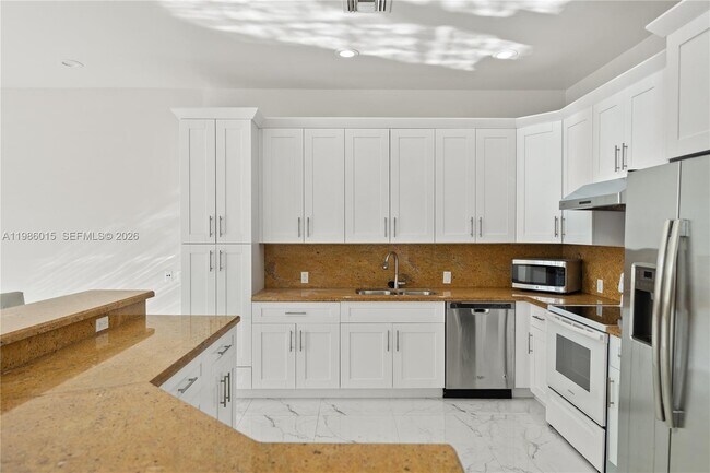 Building Photo - 819 SW 7th Ave