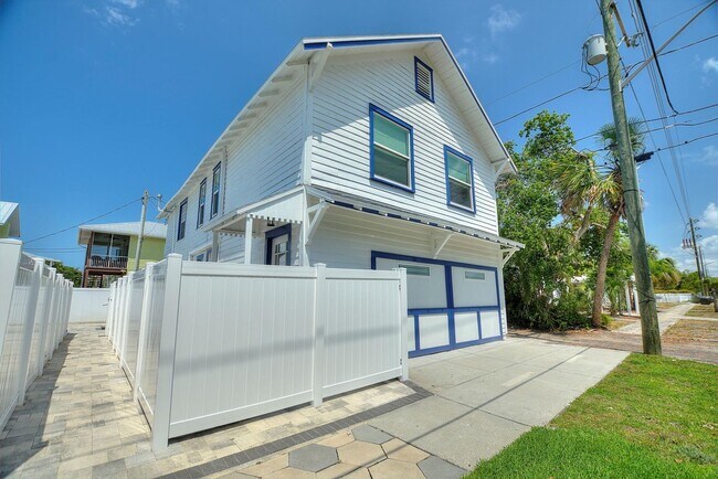 Building Photo - Charming 1 Bed, 1 Bath Apartment - All  Ut...
