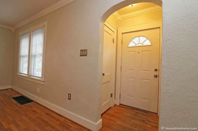 Building Photo - Available THIS SUMMER-Spacious Home Close to Campus