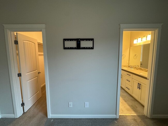 Building Photo - Charming 3-Bedroom Home