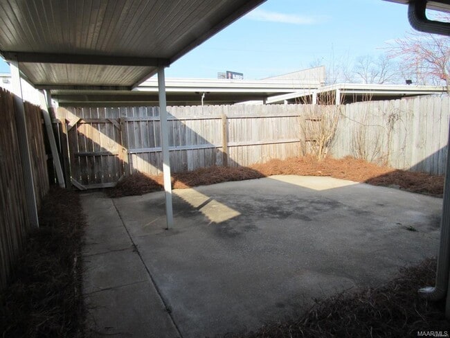 Building Photo - 6269 Bell Gables