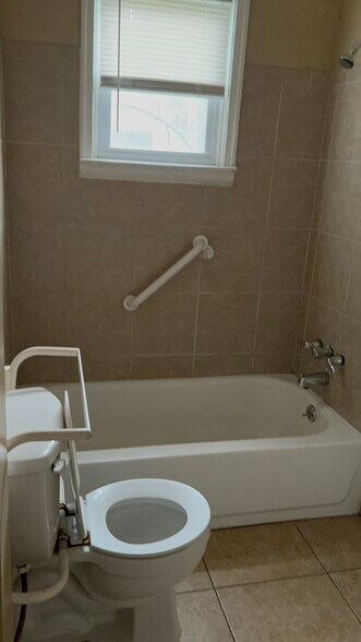 Building Photo - 4002 Fernhill Ave