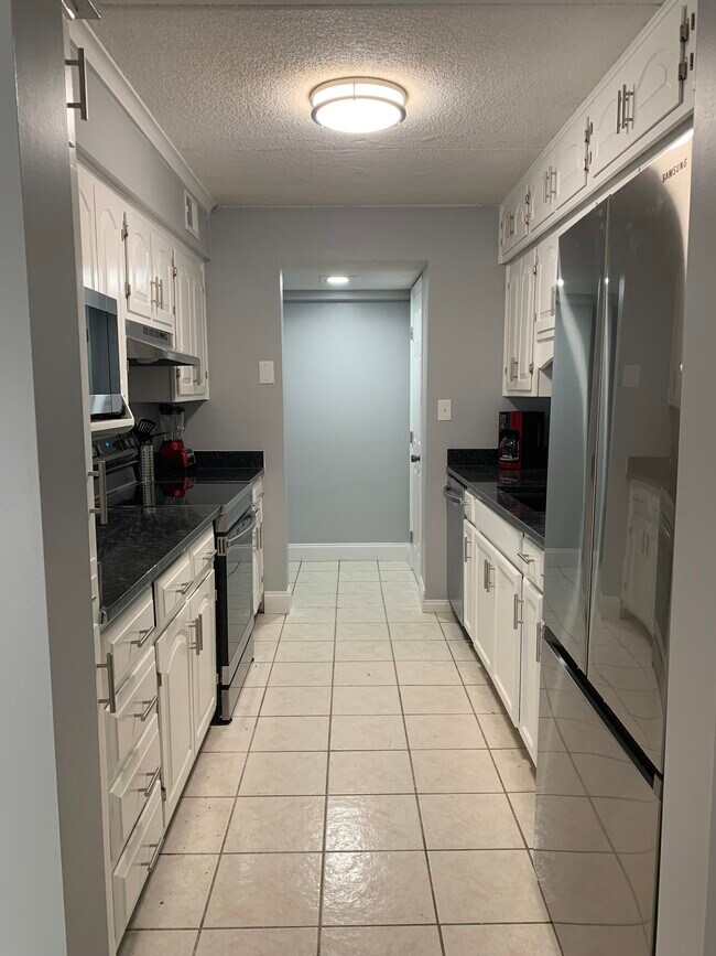 Building Photo - 8530 Madrid Ct