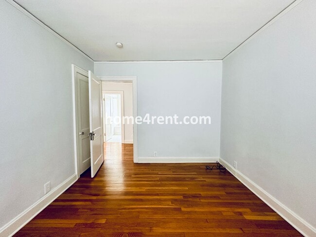 Building Photo - First Level Condo, Just Off the Plaza with...