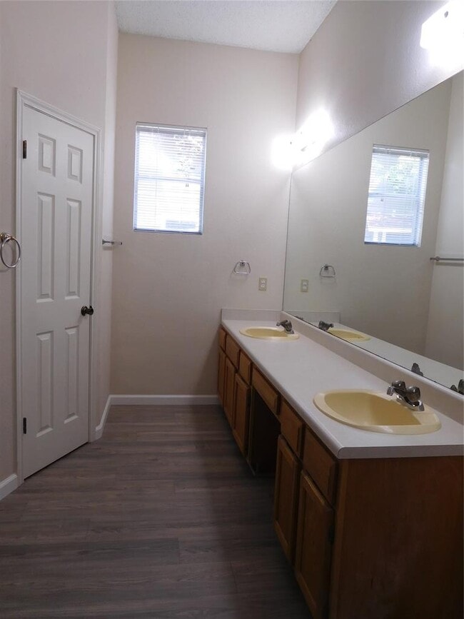 Building Photo - 2202 Quiet Wood Dr