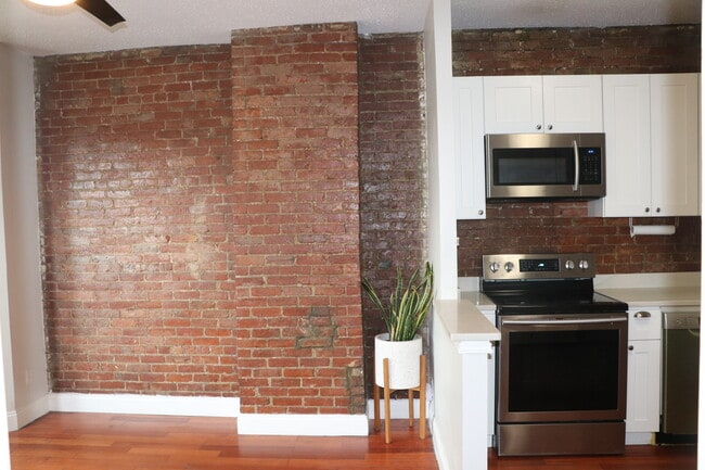 Building Photo - 320 Warren St