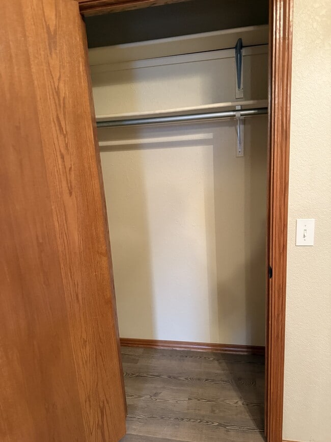 Building Photo - 2204 Lakeview Dr