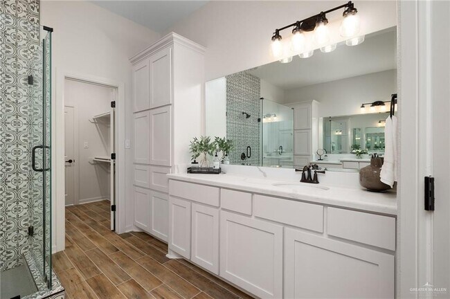 Building Photo - 33 E Silos Ave