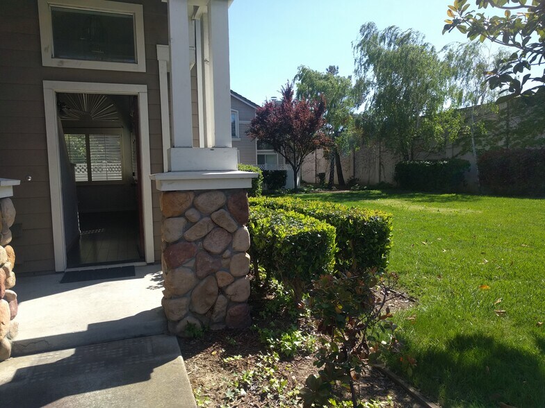 Building Photo - 5674 Impatiens Cmn