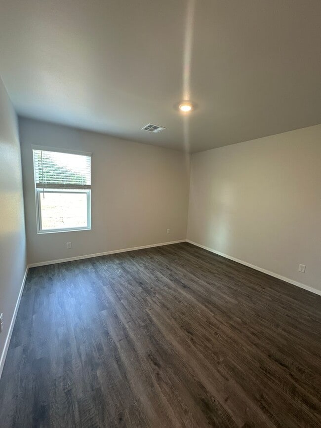 Building Photo - Now Pre-Leasing: Modern 3-Bedroom, 2-Bath Home in Broken Arrow — Available July 14th
