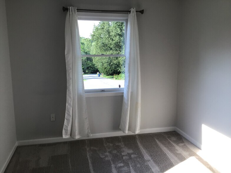 Curtains for each bedroom - 7288 Beechtree Ln