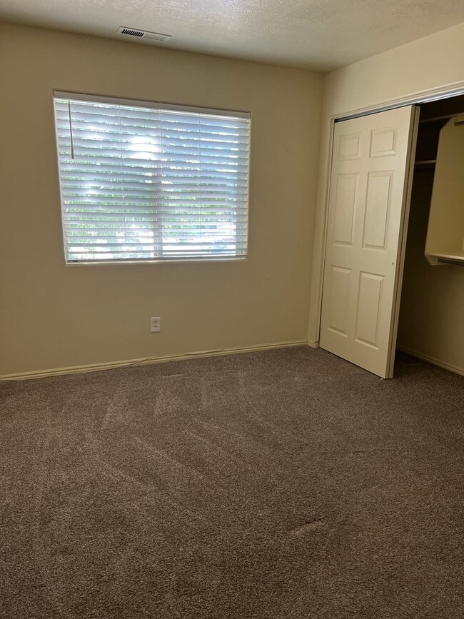 Building Photo - Nice 3 Bedroom, 2.5 bathroom townhome in S...