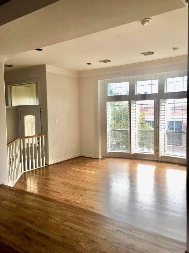 Building Photo - Discounted Deposit! Stylish 3-Bedroom Town...