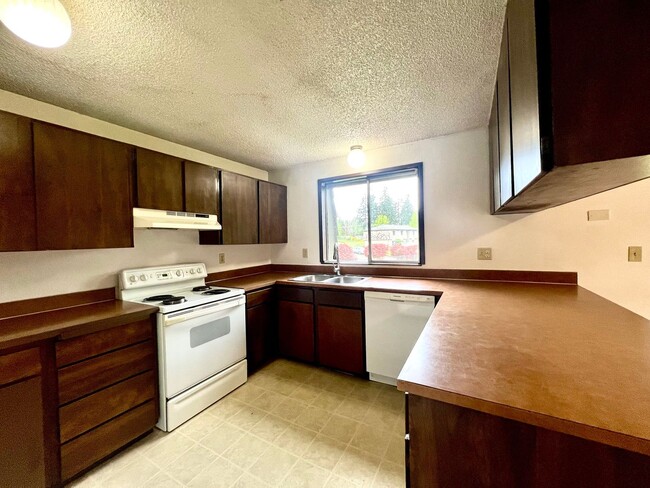 Building Photo - Upper-Floor Unit in Fourplex near Tacoma Mall