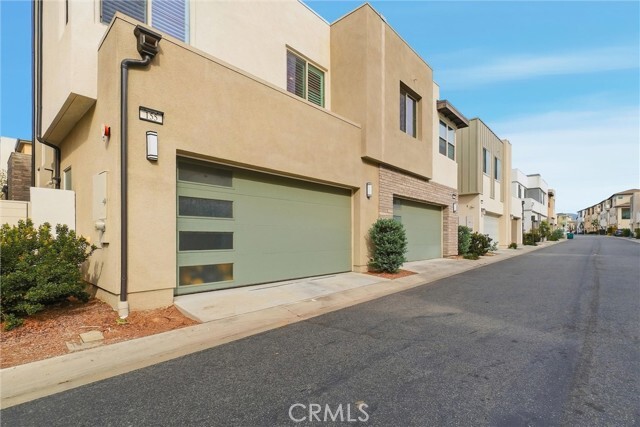 Building Photo - 155 Spectacle