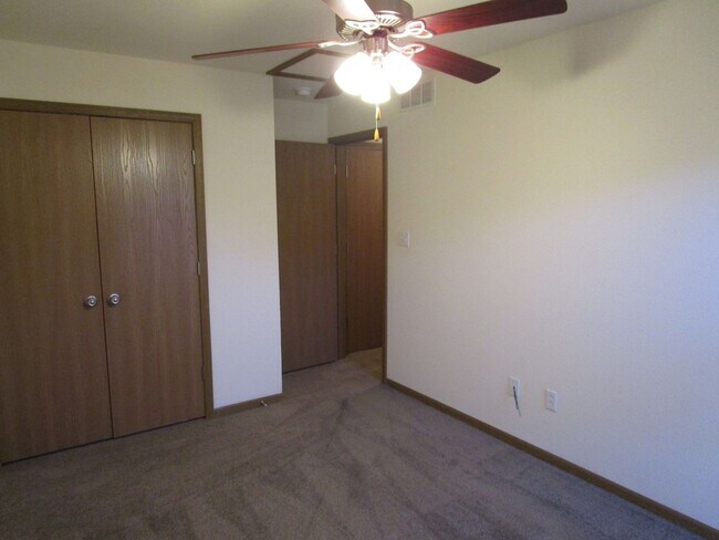 Building Photo - 707-707 Glenstone Dr