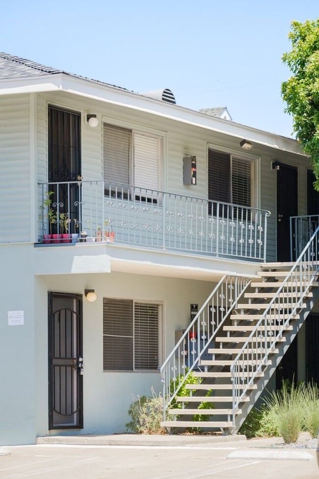 Building Photo - Pacific Beach 2 Bedroom Only a Few Blocks From The Water