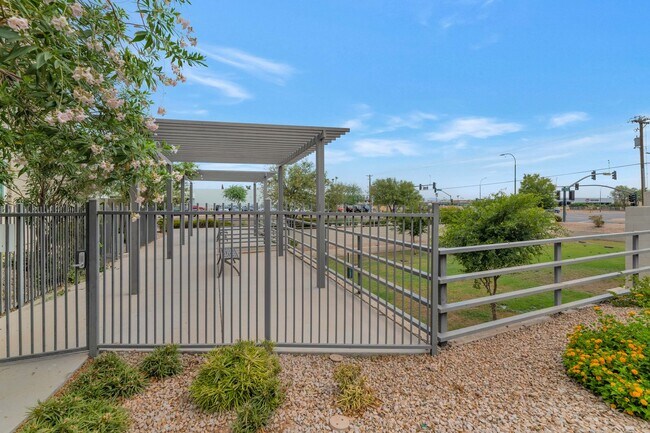 Building Photo - 6940 E Lyra Dr