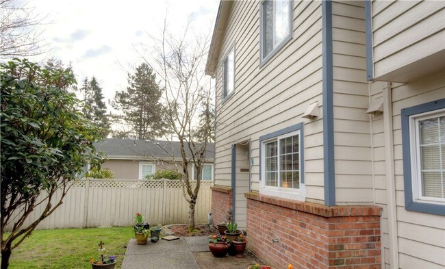 Building Photo - 3 bed 1.5 bath townhome in the prime locat...