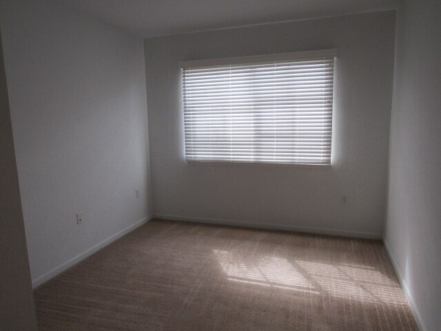 Building Photo - Large 3 bedroom 2.5 bathroom Townhouse