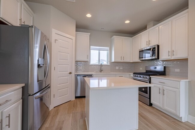 Building Photo - Beautiful 2 bedroom, 2.5 bathroom home in South East Austin!!!