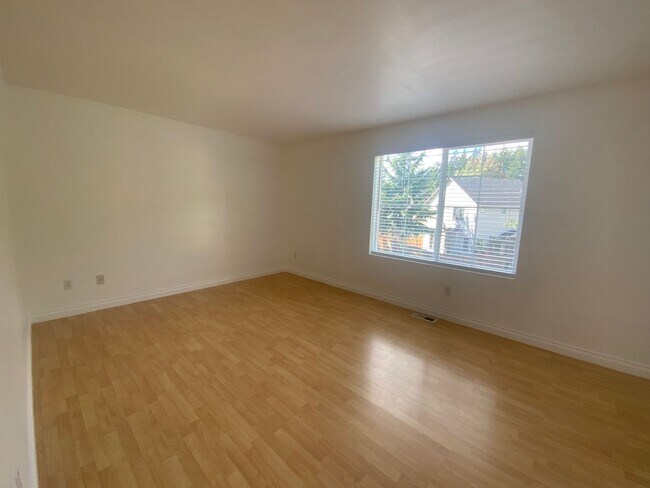 Building Photo - Newly Remodeled Puyallup Gem - Modern Comf...