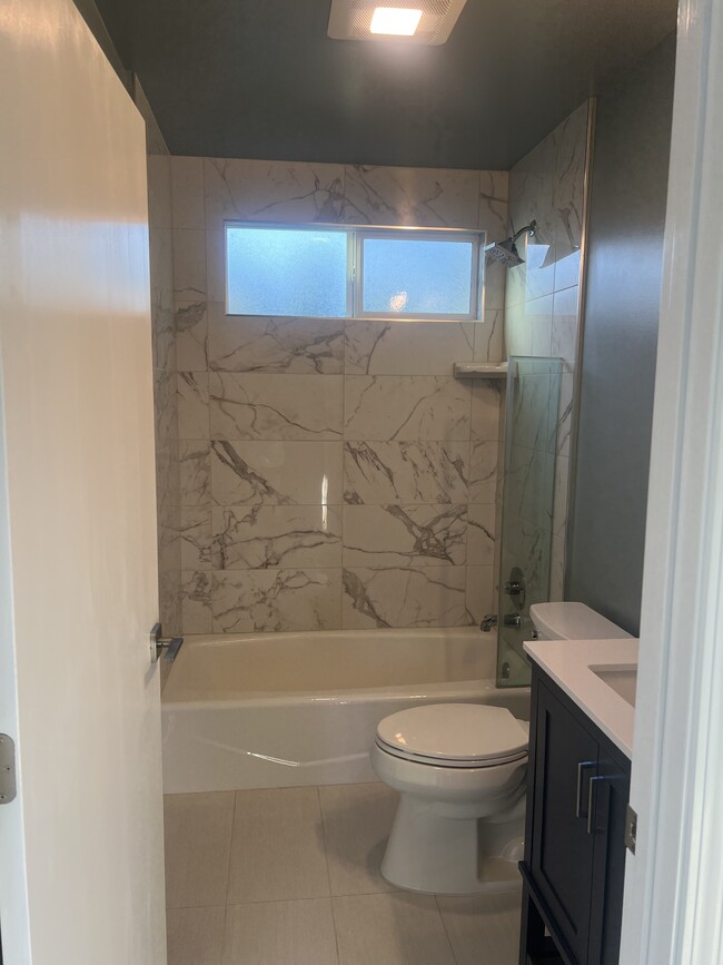 Bathroom/ Tub - 829 W 64th St