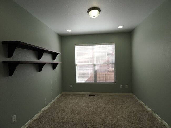 Building Photo - 5 Bedroom Home with AC in Cordera!