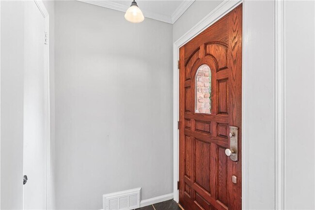 Building Photo - 1257 Briar Hills Dr NE