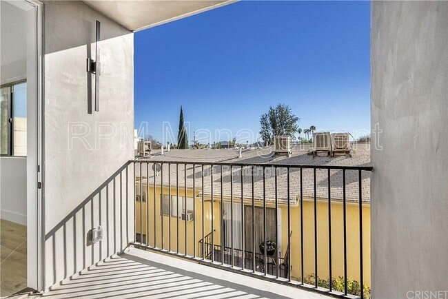 Building Photo - 5923 Laurel Canyon Blvd