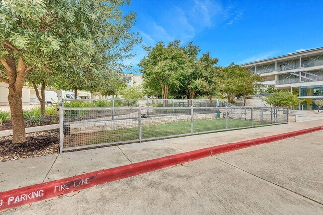 Building Photo - 604 N Bluff Dr