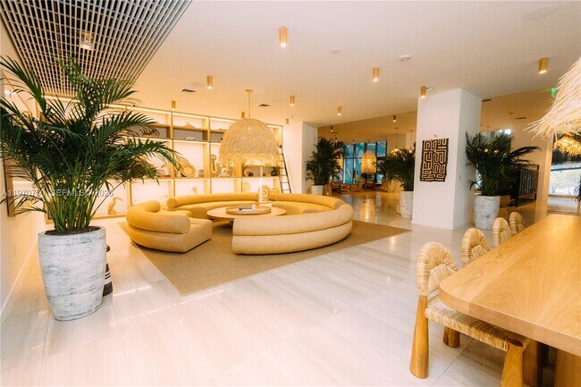 Building Photo - 221 SW 1st Ave