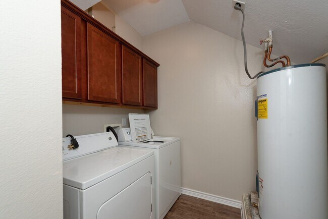 Building Photo - 3 Bed + 3 Bath - Spacious Duplex