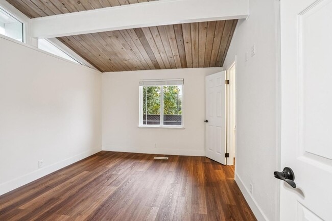 Building Photo - 6900 Thornhill Dr