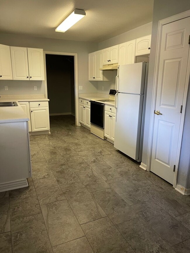 Building Photo - 3 Bedroom Home with Shop