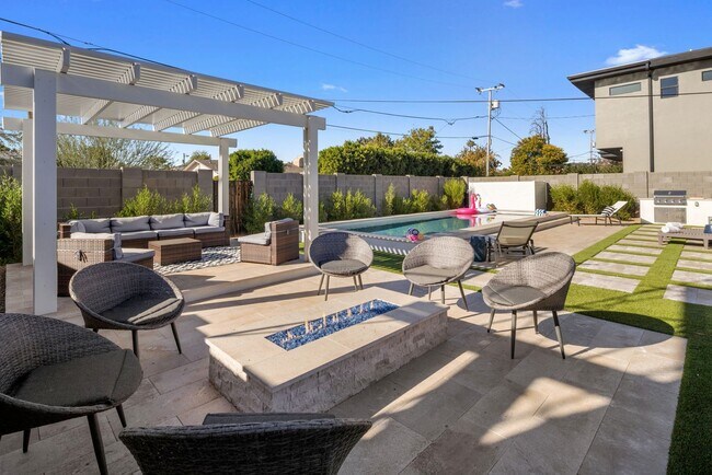 Building Photo - COMING SOON! Fully Furnished 3 Bedroom 3 Bathroom Home in Old Town Scottsdale