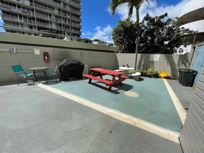 Building Photo - Pool on site! 2 bed 1 bath 1 parking locat...