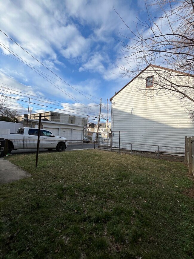 Building Photo - 1225 Lehigh St