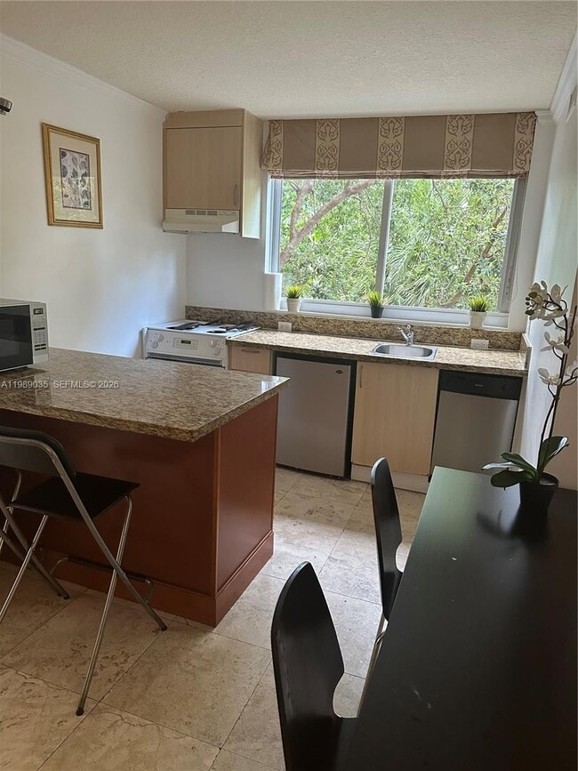 Building Photo - 2951 S Bayshore Dr